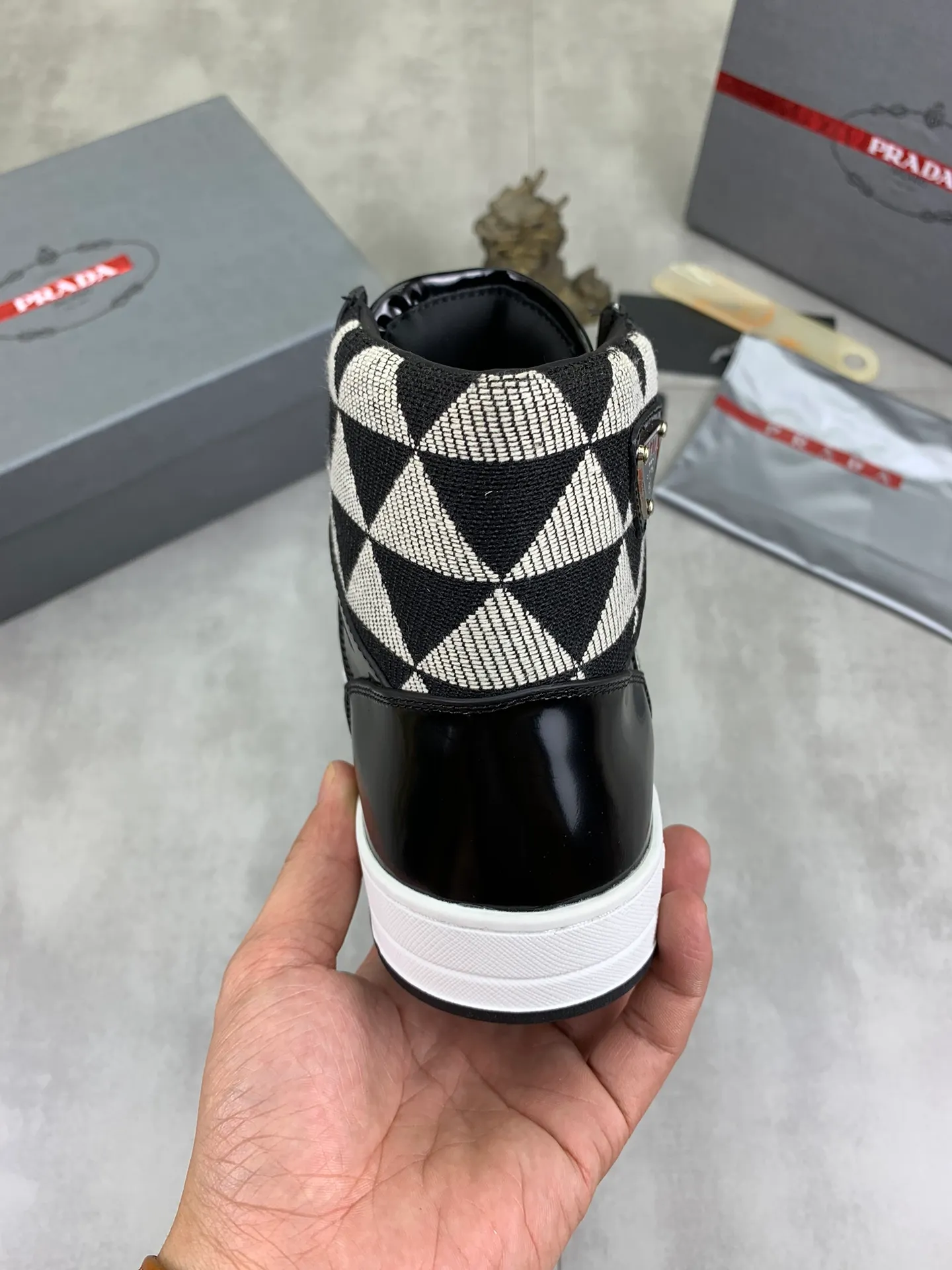 Men's shoes 💰P620 new model (high version) The new PRADA (Prada) high-top counter has launched the classic model at the same time. The new men's shoes and 😘fabrics are selected from the original imported calfskin. First layer of imported cowhide lining. The original version is awesome! 👍🏿Original open-molded non-slip PU outsole, with exquisite lines, simple and elegant, super comfortable and classy on foot, suitable for leisure travel. Code number:38-45